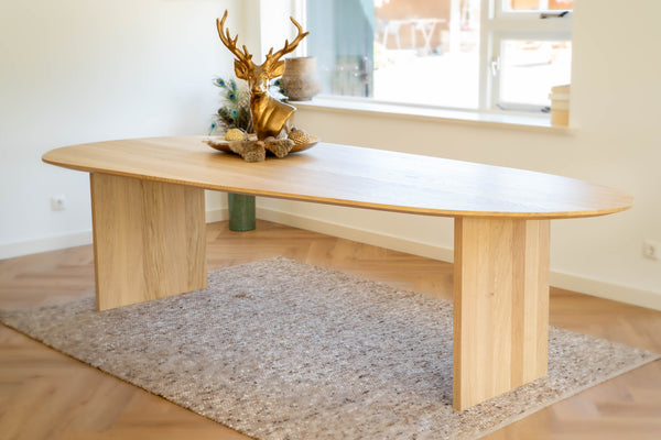 Eikenhouten tafel in perenvorm Uniek design met natuurlijke elegantie