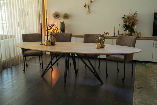 Eikenhouten tafel met dun metalen onderstel Elegant en minimalistisch design